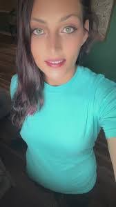 Amanda Hewett's Instagram, Twitter & Facebook