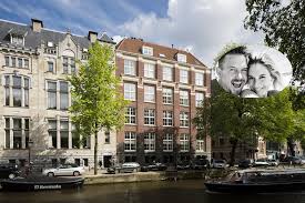 Johannes john hendrikus hubert de mol (born april 24, 1955 in hilversum) is a dutch media tycoon and billionaire. Binnenkijken Bij Johnny De Mol Die Met Weemoed Afscheid Neemt Van Zijn Amsterdamse Penthouse Om Met Vriendin Anouk In Gooise Villa Te Trekken