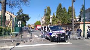 L'auteur des faits, qui a crié à de nombreuses reprises « allahou akbar », a été blessé. Oullkrkjw7c3tm