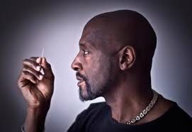Who is Willard Wigan and how does the artist create the world's smallest  handmade sculptures?