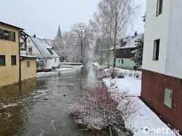 Hochwasser können aufgrund von wettereinflüssen entstehen, wie starker oder lang anhaltender niederschlag. Hochwasser Haidenaab Vils Und Waldnaab Treten Uber Die Ufer Onetz