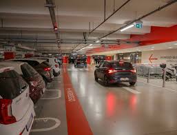 Traffico e code a Verona sud, centro commerciale Adigeo preso dassalto