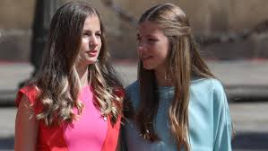 Leonor luce un vestido con guiño a Letizia y nombre de princesa en la plaza del Obradoiro