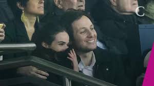 Leur rôle sera de soutenir les couples en compétition et de commenter les notes du jury en direct de la nouvelle red room. Photos Le Bisou De Vianney Sandrine Quetier En Couple Les Stars S Aiment Au Parc Des Princes Video Dailymotion
