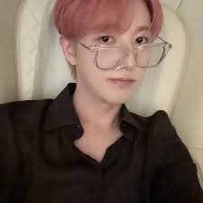 18122023 (11:23 PM KST) 💭Johnny [ENG TRANS] Ah there's something I want to  show you You can just ignore the people thereㅋㅋㅋㅋ While we were riding jet  ski, the sun was setting