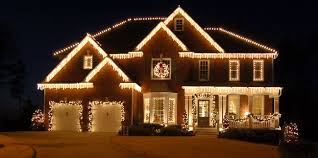 Maison Illuminee Pour Noel Tout E Blanc Inspiration De Decorations Et D Amenag Exterior Christmas Lights Christmas Lights Outside Outdoor Christmas Lights
