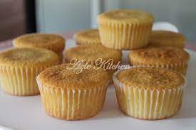 Mudah sangat nak buat kek 2 bahan ni, sebab memang guna 2 bahan saja. Seriously Super Delicious Vanilla Cupcakes Azie Kitchen