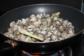 Tiriskan kerang dan simpan air rebusan di dalam panci. Kerang Rebus Untuk Aween Azie Kitchen
