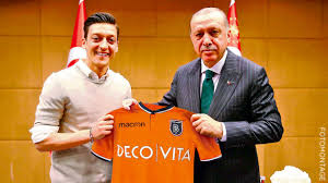 Turkey's president recep tayyip erdogan was in the wedding party as arsenal midfielder mesut ozil tied the knot in istanbul on friday. Mesut Ozil Erdogan Klub Istanbul Basaksehir Will Arsenal Star Holen Bildplus Inhalt Fussball Bild De