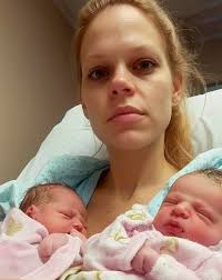 Me has engañado!" 🤐🤷‍♂️ El hombre acusó a su esposa de haberle sido  infiel cuando vio por primera vez a sus recién nacidas hijas gemelas. 💔😧  En lugar de estar feliz por