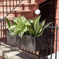 Be sure to have a partner help with the. Streamline Railing Planter