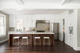 moderne zeitgenossische kuche insel mit weissen zahler stuhle und marmor arb insel kuche marmor modern moderne kuche moderne kucheninsel zeitlose kuche