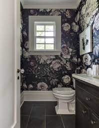 Transitional powder rooms with print flooring. ä¸Šã‹ã‚‰ä¸‹ã¸ã®ãƒ•ã‚§ã‚¤ã‚¹ãƒªãƒ•ãƒˆã‚'ä¸Žãˆã‚‰ã‚ŒãŸ100å¹´ã®å¤ã„å®¶ Black Powder Room Powder Room Vanity Floral Bathroom