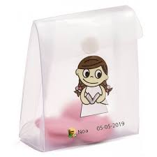 Por una cara vemos la figura del niño con sus amiguitos y por la otra cara la figura de la niña con sus amiguitas. Cajitas Comunion Para Chuches Detalles Personalizados Detalles Comunion