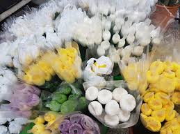 Ingatkan bunga ros putih ni 12 pcs rm20.ambik ko bila buka kotak wrap tu jumpa 8 kuntum kat bawah. Kedai Bunga Hidup Segar Harga Borong Di Petaling Street Pasar Seni Kuala Lumpur Farah Dafri