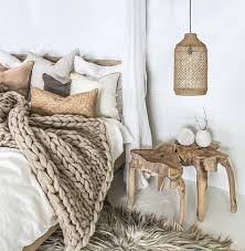 couverture de lit tricote couleur beige tapis en fourrure meuble ne bois brut beddingmasterb slaapkamerideeen slaapkamer naturel tinten slaapkamer interieur