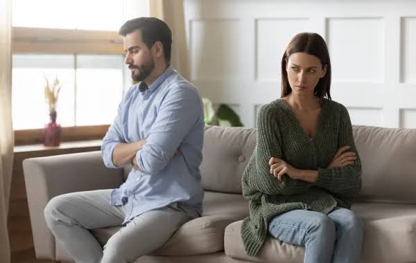 اختلاف المستوى الثقافي بين الزوجين.. متى يتحول التنوع إلى مصدر للخلاف؟ |  مجلة الجوهرة