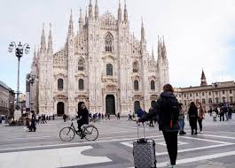 In zona arancione, sempre all'interno del proprio comune è consentito spostarsi per fare visita ad amici e parenti. Lombardia Oggi In Zona Arancione Negozi Bar E Scuole Aperti Le Regole Corriere It