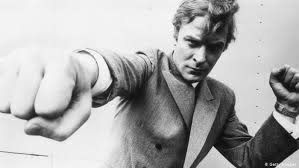 Icône du cinéma britannique , il joue dans plus de 140 films, qui rapportent un total dépassant les 7,8 milliards de dollars américains au box. The Workaholic Star Actor Michael Caine At 85 Film Dw 13 03 2018