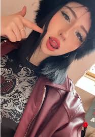 Emilia Dides Y Su Pololo