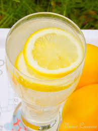 Boisson Detox Au Citron Avec Une Pincee De Curcuma Ou Piment De Cayenne Boissons Detox Boisson Detox Citron Detox Citron