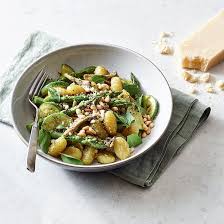 Recette De Gnocchis Au Pesto Aux Asperges Et Aux Champignons Coup De Pouce Creamy Pesto Gnocchi How To Cook Gnocchi