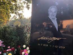 Norway was represented by odd børre, with the song stress, at the 1968 eurovision song contest, which took place on 6 april in london. Danko Handrick On Twitter Ein Jahr Ohne Karel Gott Fur Uns Bleibt Er Fur Immer Jung So Seine Fans Schon Am Morgen Kommen Sie Zu Seinem Grab Tschechien Karelgott Https T Co Fkaktwecgn