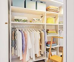 Aufraumen In Kleiderschrank Wohnzimmer Und Co So Geht S Aufraumen Haushalt Organisieren Kleiderschrank
