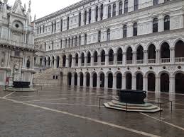 Einige der berühmtesten sehenswürdigkeiten in venedig sind der dogenpalast , die rialtobrücke , die seufzerbrücke und der markusplatz. Dogenpalast Der Frankische Museumsbote