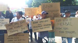 Check spelling or type a new query. Belasan Buruh Pt Herbal Estate Tuntut Gaji Di Rumah Bosnya Di Surabaya Begini Janji Perusahaan Surya
