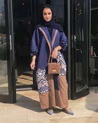 repost kam 227 with instatoolsapp تحط يدها تخاف الشمس تجهرها من فيهم اللي بنوره يجهر الثاني abaya fashion iranian women fashion modern hijab fashion