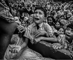 صورة طفل من مسلمي الروهينجا يبكي أثناء تسلقه شاحنة تنقل مساعدات إنسانية بالقرب من مخيم بالوخالي للاجئين في بنغلادش التقطت الص Refugee Photo World Photography