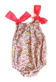 / añadir a la lista de deseos. Elegante Ranita Sin Mangas En Marron Con Flores Estampadas Y Delicados Lazos En Color Roj Lazo Rojo Lazos Rojo