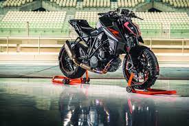 Ktm 1290 Super Duke R 2017 Motorrad Fotos Motorrad Bilder Die Neue Ktm 1290 Super Duke R 2017 Das Biest 2 0 Jetzt Mit 177 Ps S Ktm Super Duke Ktm Duke Ktm