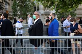 Le port du masque à l'extérieur ne sera plus obligatoire à partir de jeudi, sauf dans matignon a précisé, dans la soirée, que le masque pourra aussi être enlevé dans les cours de récréation mais. Covid 19 Le Masque En Exterieur Ca Se Precise Sciences Et Avenir