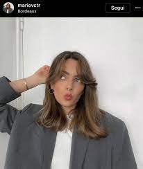 Idee per capelli corti e nuovi trend 2022. La Frangia A Tendina Lunga Arricchisce I Tagli Capelli 2022 Amica