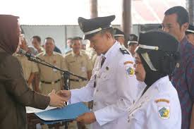 Jadi, yang dimaksud mobilitas sosial adalah suatu gerak perpindahan seseorang atau kelompok warga dari status sosial yang satu ke status sosial yang lain. Mobilitas Sosial Pengertian Bentuk Bentuk Faktor Pendorong Penghambat Dan Saluran Saluran Mobilitas Sosial Khatulistiwi