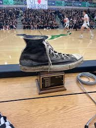 Mountain View boys basketball wins ninth straight game and finally brings  home coveted Stinky Sneaker