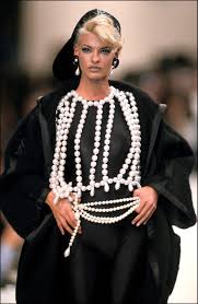 Coco Lagerfeld Linda Evangelista For Chanel F W 1991 92 Fashion Vintage Chanel Chanel Pearls