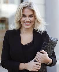 Entreprenören isabella löwengrip avslöjar nu vem hennes nya kärlek är. Isabella Lowengrip Wearing The Louise Silk Top Louinlove Youreverydaysilk Fashion Silk Fashion Photos Of Women Isabella Lowengrip