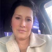 Julie Bracken's Instagram, Twitter & Facebook