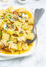 Scoprite subito come realizzare ricette con coda di rospo gustose e sane, perfette per le vostre cene in compagnia o i vostri pranzi in ufficio. Calamarata Con Coda Di Rospo E Vongole Tacchi E Pentole