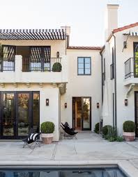 Black And White Spanish Style Home Exterior Love Combination Of Roof Tile Color Exterior Paint Color And Black Windows Like Large Concrete Modern Mediterranean Homes Mediterranean Homes Spanish House