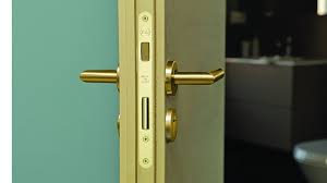 Perchè la serratura di una porta interna svolga la sua funzione in maniera affidabile è necessario attuare una manutenzione regolare. La Serratura Che Non Fa Rumore Silenthya Di Yale Porte Finestre