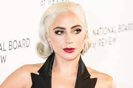 I mean, one moment she's in a red carpet gown with full glam. Lady Gaga Jetzt Spricht Ihr Hundesitter Gala De