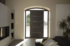 Integration Originale D Une Porte D Entree Mixte Cotim 11 De Zilten Avec Imposte Cintree Et Fixes Vitres Entree Maison Moderne Maison Portes