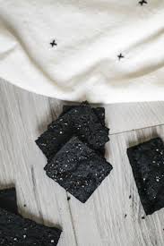 Recette Soupe Froide Aux Betteraves Et Craquelins Au Charbon Recipe Street Style Inspiration Inspiration Style My Favorite Things