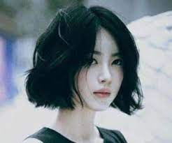 One of the coolest korean short hairstyles for round faces, this boyish hairstyle with fringe is not only very popular in asia but also extremely flattering, regardless of your hair type or color. Imagen De Black Hair Bob Haircut And Hair Shot Hair Styles Girl Haircuts Korean Short Hair