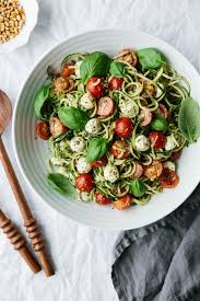 Zucchini Noodle Caprese Is Made From My Favorite Gluten Free Pasta Alternative Zucchini Noodles And Recettes Spiralizer Repas Vegetarien Nouilles Vegetales