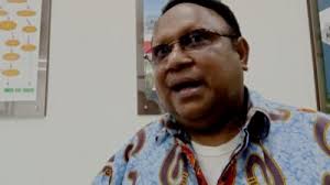 Disematkan Topi Cenderawasih Dan Kalung Batu, Ramses Wally : Menhan RI Sah  Sebagai Anak Adat Babrongko Umandrouw